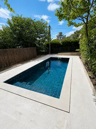 piscine en béton Entraigues su la sorgue en Vaucluse