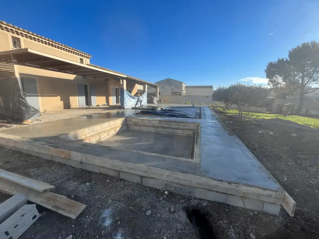 piscine en béton Morieres les Avignon en Vaucluse